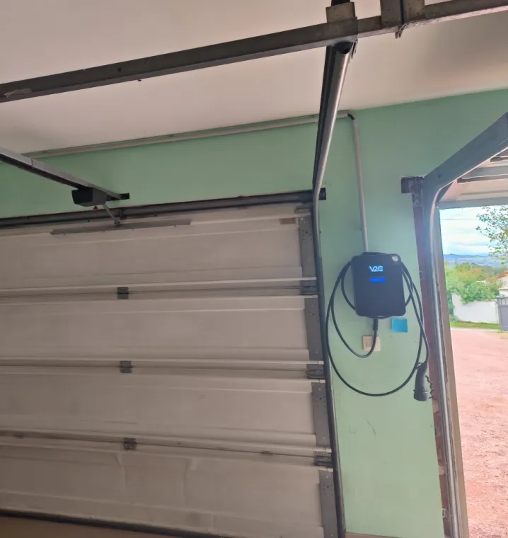 Borne de recharge à Pradines (42), Saint-Étienne, MYSolutions42